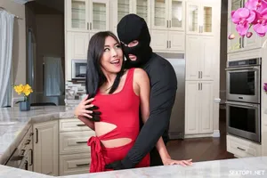 Mở rộng chân và vào video mà không cần bất kỳ vật che chắn nào