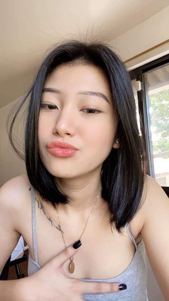 Nhờ em gái xinh xắn vệ sinh đầu cặc