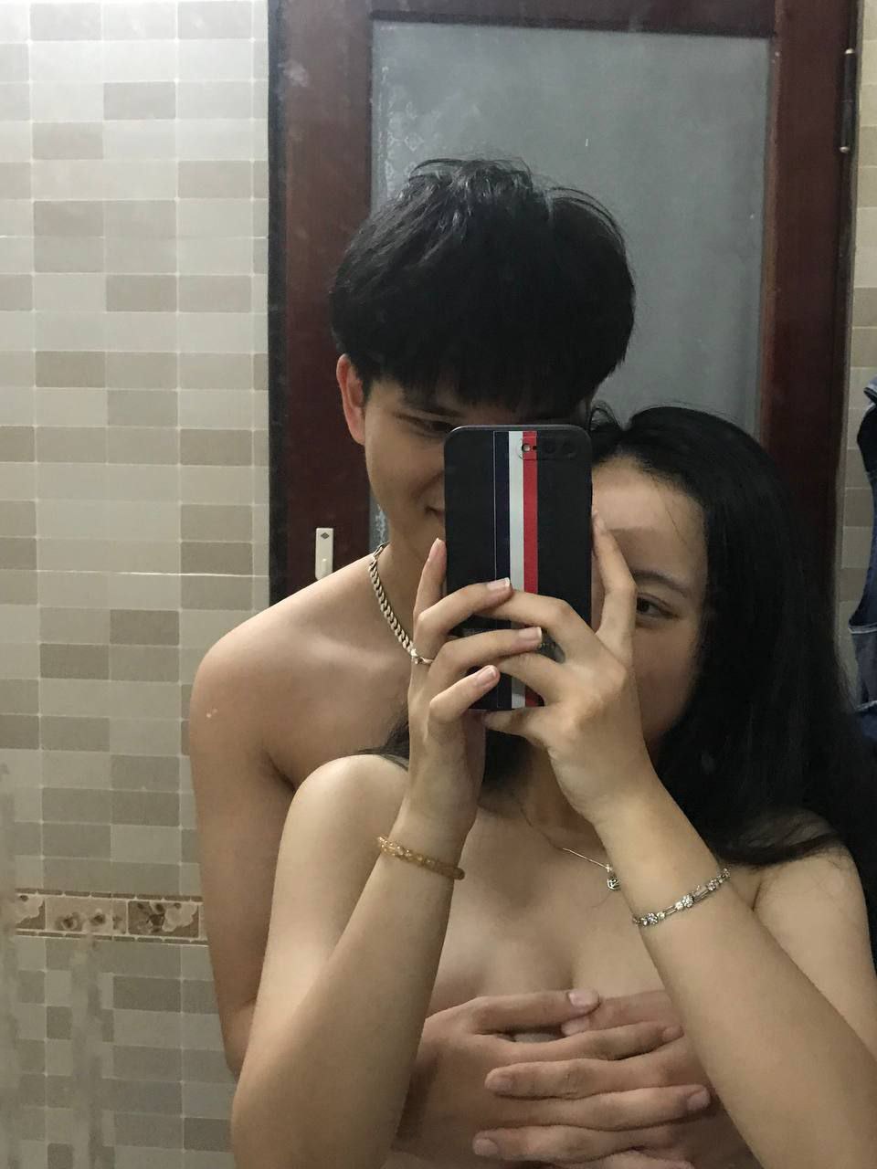 Cô con gái lớn chưa chồng yêu thích ngoại tình với bố